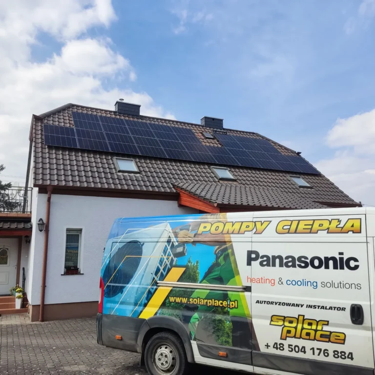 Panele fotowoltaiczne na dachu budynku i samochód Solar Place — Miedziana