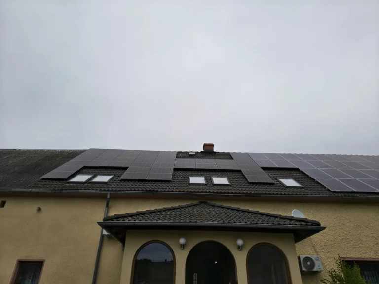 Panele fotowoltaiczne rozmieszczone wokół okien dachowych w Pępicach