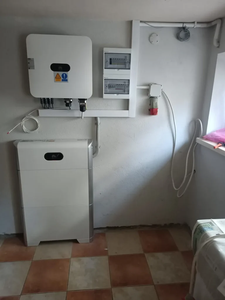 Magazyn energii i falownik obok rozdzielnic w Chróścicach