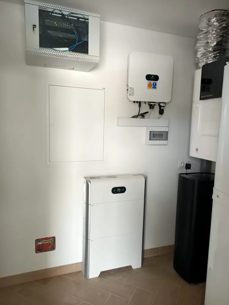 Magazyn energii i falownik w pomieszczeniu technicznym w Dobrzeniu Wielkim