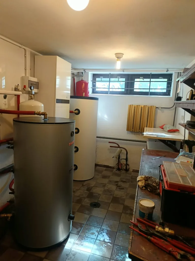 Kotłownia z jednostką wewnętrzną pompy ciepła i zbiornikami w Opolu